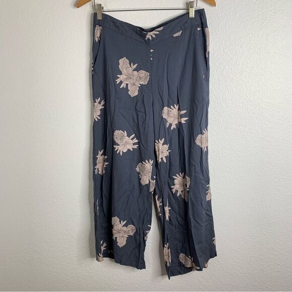 Roxy Gray Floral Two Piece Set Size Large / Extra Large - Picture 2 of 4